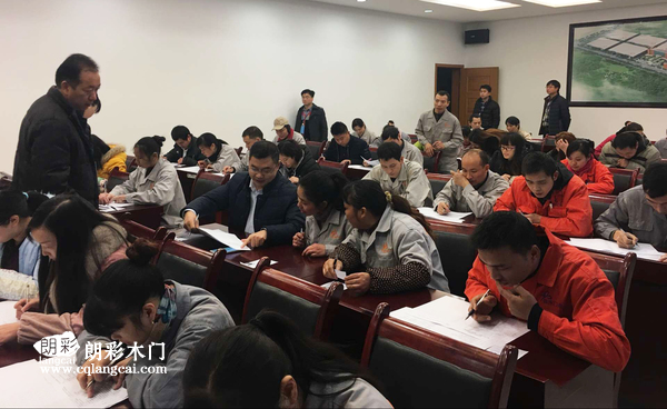 重庆朗彩木门：员工技能考核现场员工专心做题
